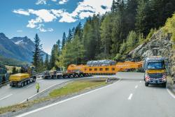 Cover des Jahrbuchs 2021 über Schwertransporte und Autokrane. Abgebildet ist ein großer Transport mit einem zylindrischen Objekt auf der Straße.