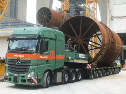 Cover des Jahrbuchs 2021 über Schwertransporte und Autokrane. Abgebildet ist ein großer Transport mit einem zylindrischen Objekt auf der Straße.