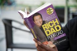 Robert T. Kiyosaki: Rich Dad Poor Dad - Taschenbuch