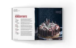 Buchcover mit dem Titel 'Schwarzwald Reloaded 3'. Abgebildet ist eine dekorierte Torte mit Schokolade und Kirschen.