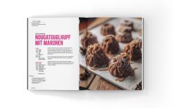 Buchcover mit dem Titel 'Schwarzwald Reloaded 3'. Abgebildet ist eine dekorierte Torte mit Schokolade und Kirschen.