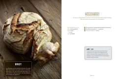 Buchcover mit dem Titel 'Brot backen in Perfektion mit Hefe'. Abgebildete Brote und Brötchen in verschiedenen Formen.