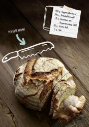 Buchcover mit dem Titel 'Die besten Brot-Rezepte für jeden Tag'. Abgebildeter Mann lächelt, trägt eine Schürze und hält eine Schüssel mit Teig.