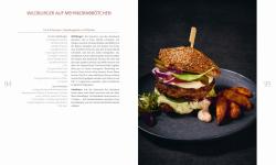 Buchcover mit dem Titel 'WILD'. Enthält 125 Rezepte aus Wald und Flur, abgebildet ist ein Gericht mit Wildfleisch.