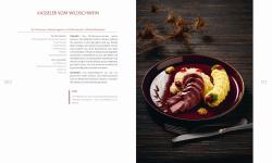 Buchcover mit dem Titel 'WILD'. Enthält 125 Rezepte aus Wald und Flur, abgebildet ist ein Gericht mit Wildfleisch.