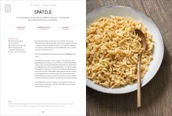 Buchcover mit dem Titel 'Sauerteig kann alles'. Abgebildet sind ein Glas mit Sauerteig, frische Pasta und ein belegtes Brot.