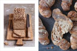 Buchcover mit dem Titel 'Sauerteig kann alles'. Abgebildet sind ein Glas mit Sauerteig, frische Pasta und ein belegtes Brot.