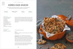 Buchcover mit dem Titel 'Sauerteig kann alles'. Abgebildet sind ein Glas mit Sauerteig, frische Pasta und ein belegtes Brot.