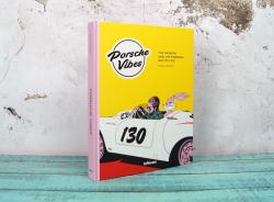 Buchcover mit dem Titel 'Porsche Vibes'. Abbildung eines Fahrzeugs und einer Person im Auto.