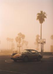 Buchcover mit dem Titel 'Porsche Vibes'. Abbildung eines Fahrzeugs und einer Person im Auto.