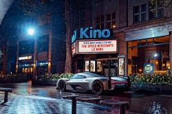 Buchcover mit dem Titel 'Porsche Vibes'. Abbildung eines Fahrzeugs und einer Person im Auto.
