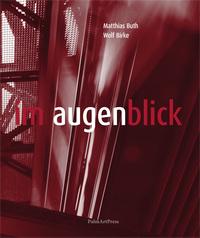 Buchcover mit dem Titel 'Im Augenblick'. Rote und graue Farbgestaltung, modern und minimalistisch.