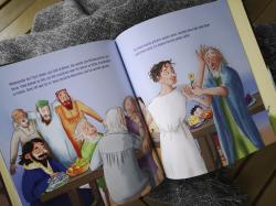 Buchcover mit dem Titel 'Die schönsten Jesus-Geschichten'. Illustration zeigt eine Person mit einem Schaf und zwei Kindern.