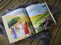 Buchcover mit dem Titel 'Die schönsten Jesus-Geschichten'. Illustration zeigt eine Person mit einem Schaf und zwei Kindern.