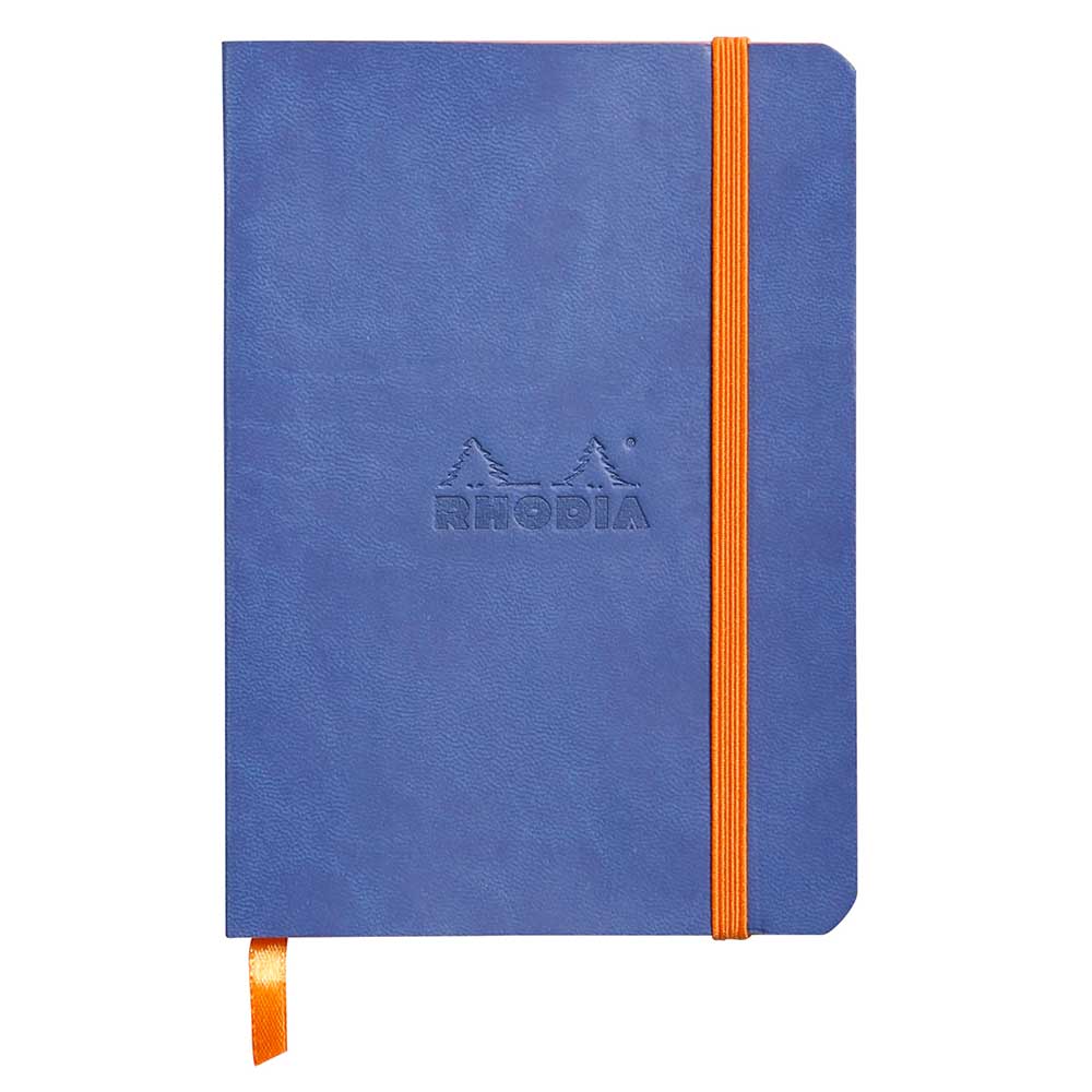 Blaues Notizbuch mit orangefarbener Gummiband. Auf der Vorderseite ist das Logo Rhodia eingeprägt.