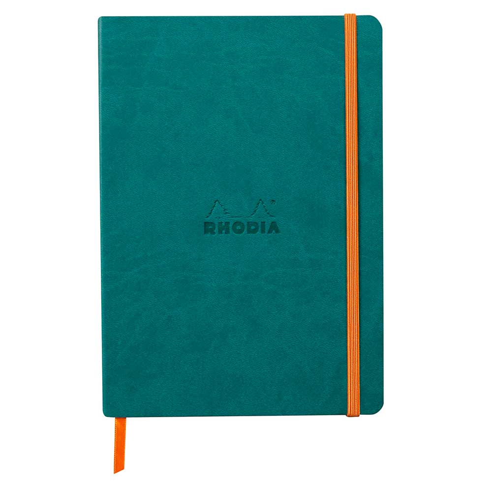 Grünes Notizbuch mit orangefarbener Gummiband. Auf dem Cover steht der Schriftzug Rhodia.
