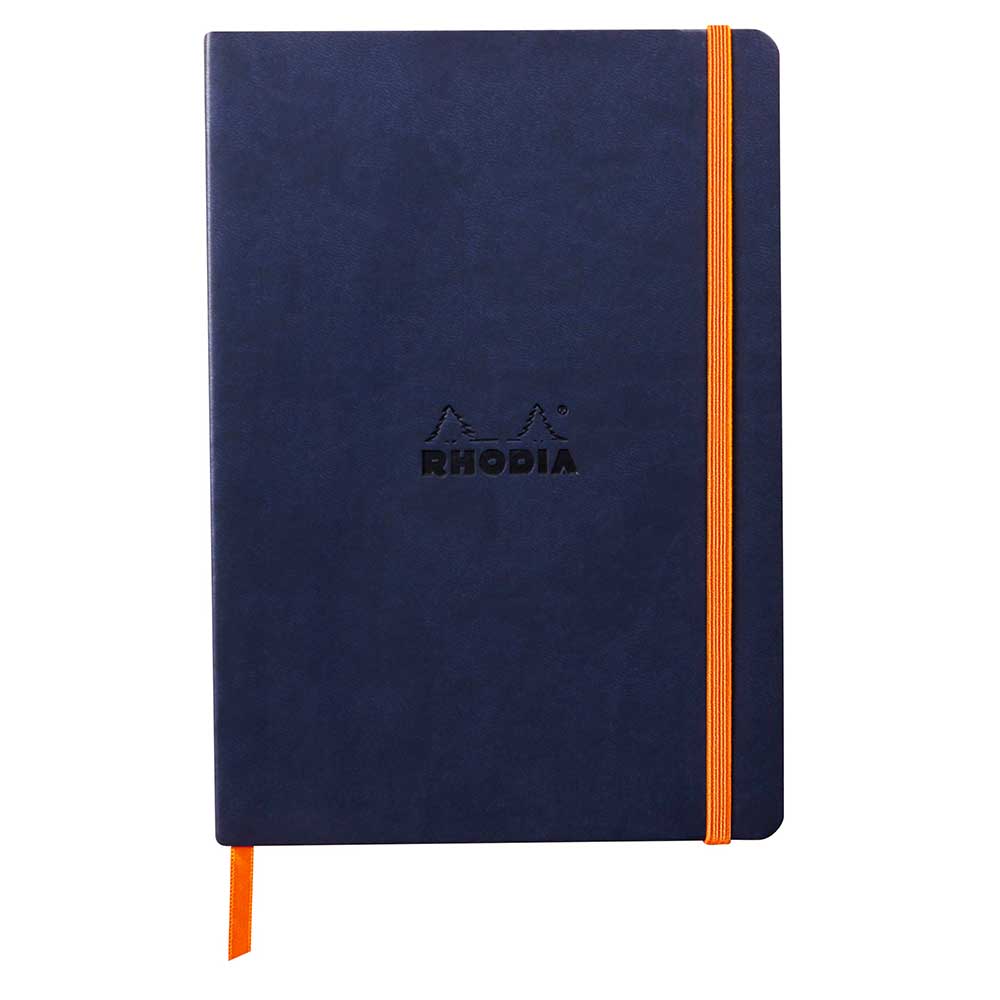 Dunkelblaues Notizbuch mit orangefarbener Gummiband. Auf der Vorderseite ist das Wort 'RHODIA' eingeprägt.