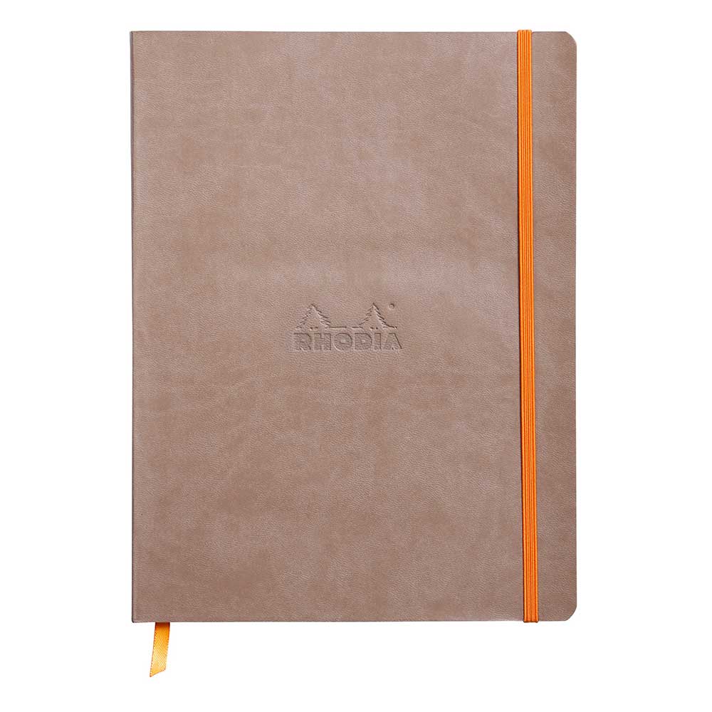 Braunes Notizbuch mit orangefarbener Gummibandbindung. Auf der Vorderseite ist das Logo 'Rhodia' eingeprägt.