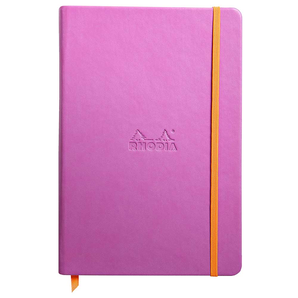 Rosa Notizbuch mit orangefarbener Gummiband. Das Logo 'Rhodia' ist geprägt.