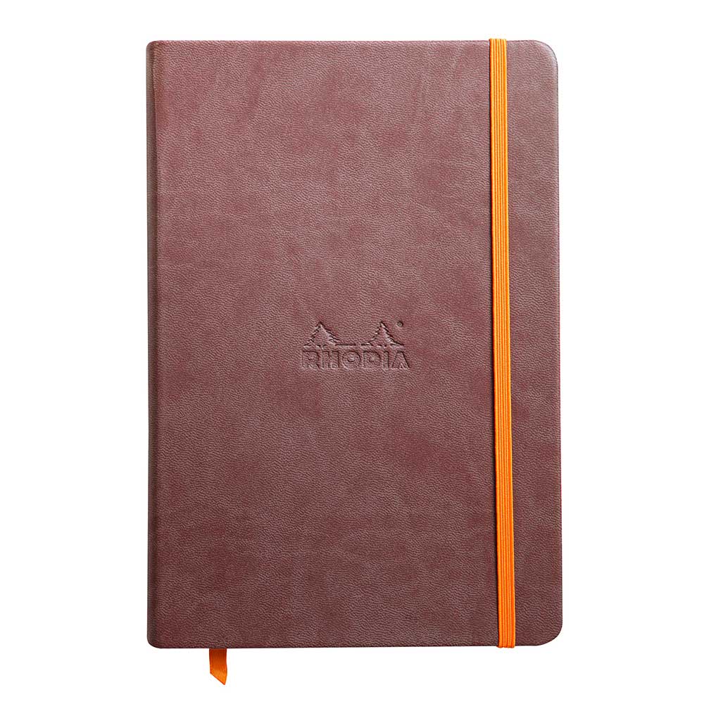 Braunes Notizbuch mit orangefarbener Gummiband. Auf der Vorderseite ist das Logo 'Rhodia' eingeprägt.