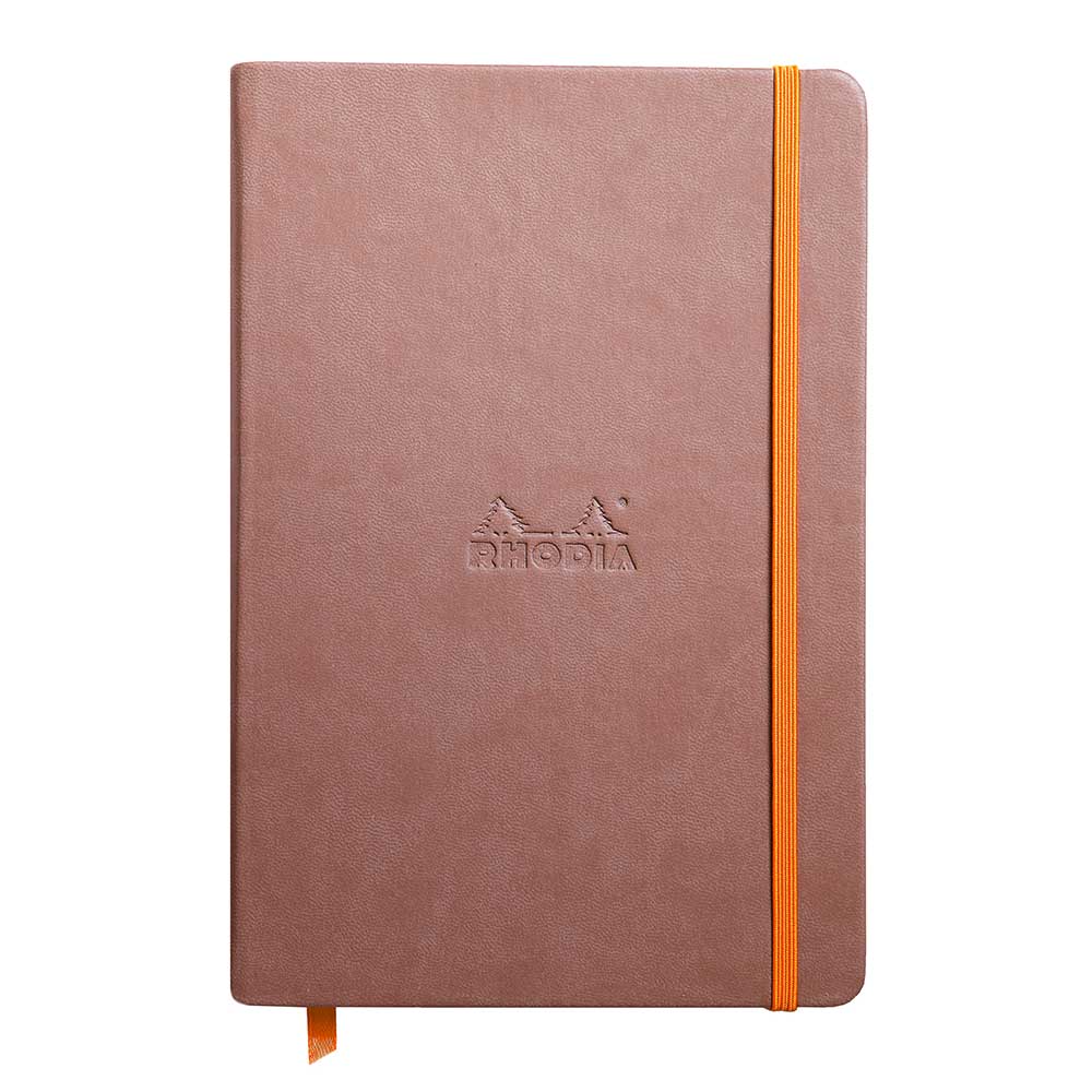 Braunes Notizbuch mit orangefarbenem Gummiband. Auf der Vorderseite ist das Logo 'Rhodia' eingeprägt.