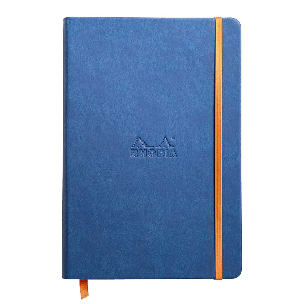 Blaues Notizbuch mit orangefarbener Gummiband. Auf der Vorderseite ist das Logo 'Rhodia' geprägt.