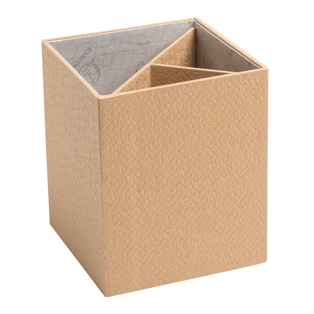 Kleine, quadratische Box aus festem Material. Beige mit einer strukturierten Oberfläche.