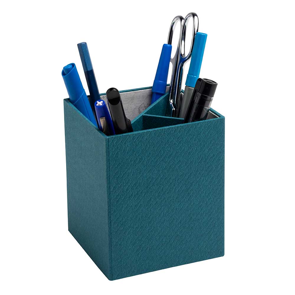 Tealfarbener Stiftehalter aus Karton. Enthält verschiedene Schreibgeräte: blaue und schwarze Stifte, Schere. Rechteckige Form mit zwei Fächern.