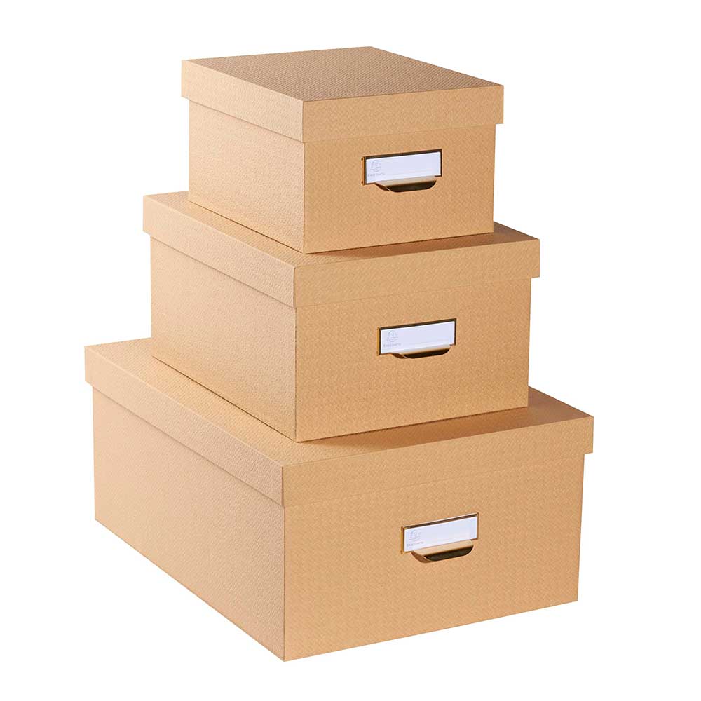 Drei stapelbare Aufbewahrungsboxen in beige. Jede Box hat einen Deckel und einen Griff.