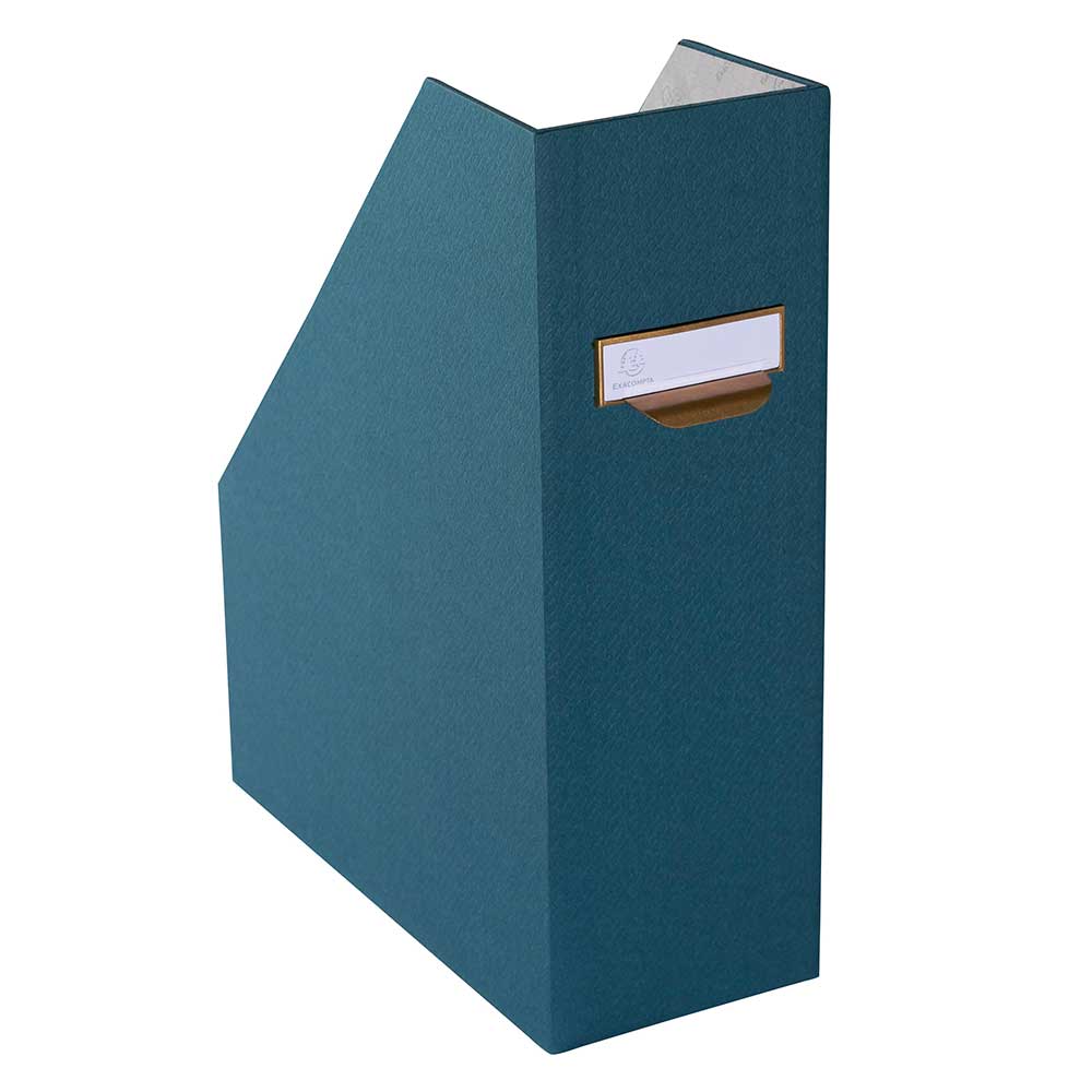 blauer Ordner in schmaler, aufrechter Form. Mit einem Etikettenfeld vorne. Strukturierte Oberfläche.