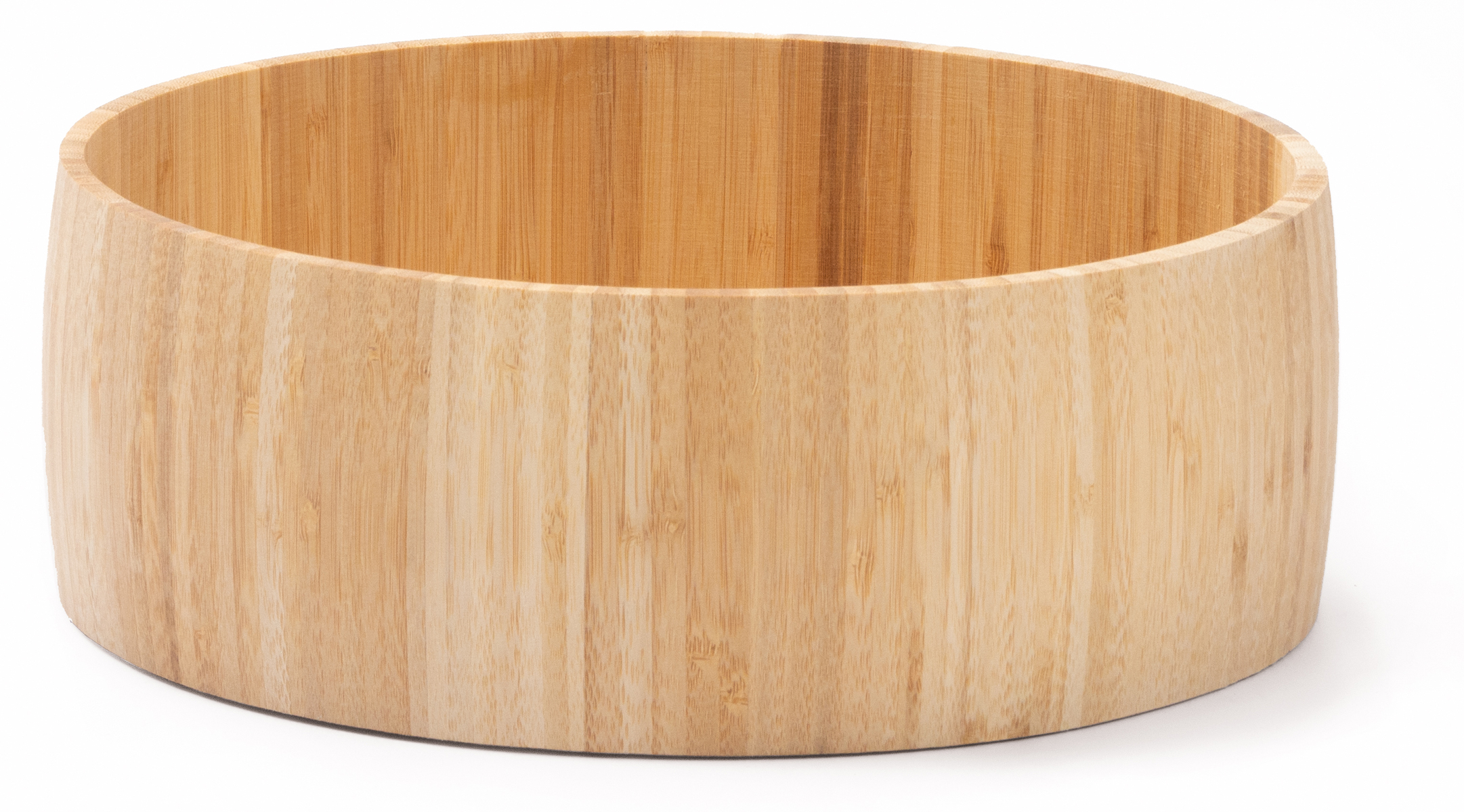 Runde Schüssel aus hellem Bambus. Glatte Oberfläche, schlichtes Design.