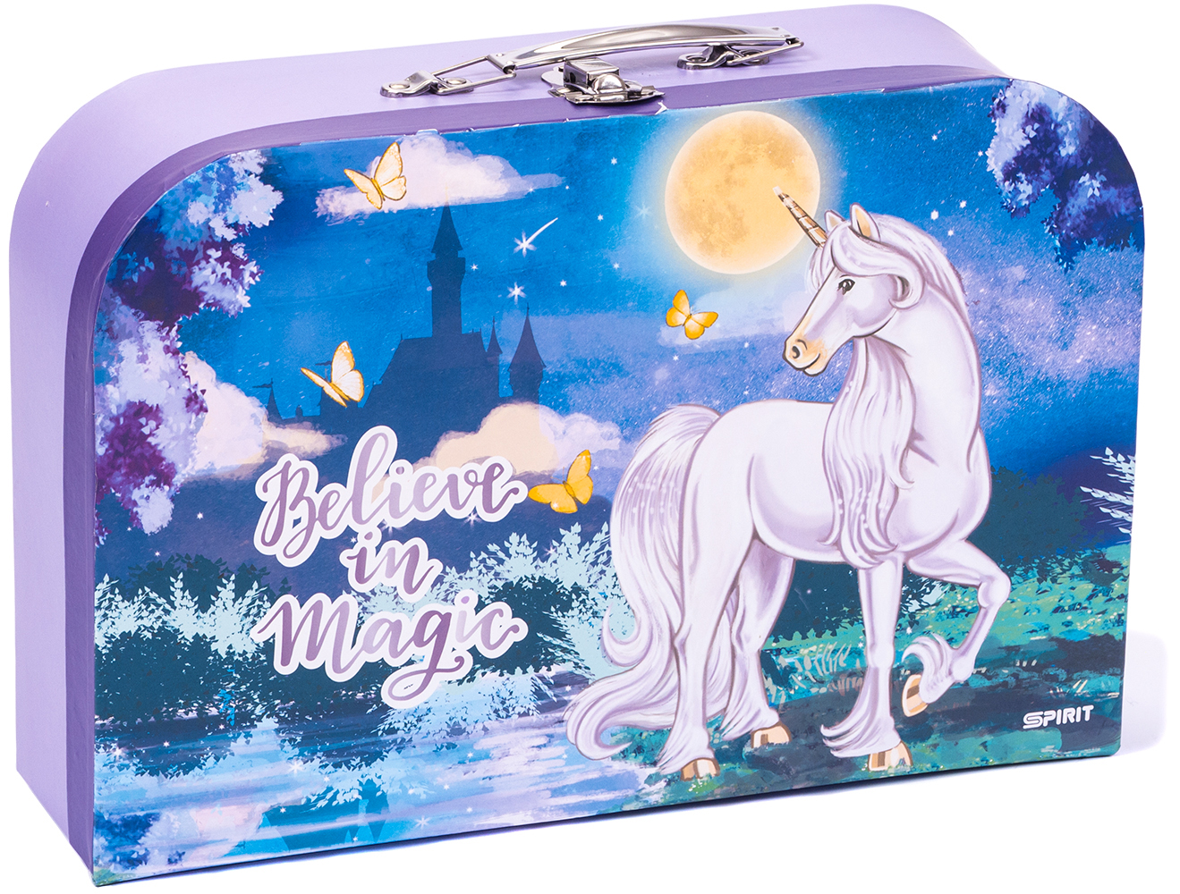 Koffer mit einem Einhorn und dem Schriftzug 'Believe in Magic'. Hintergrund mit Mond und Schmetterlingen.