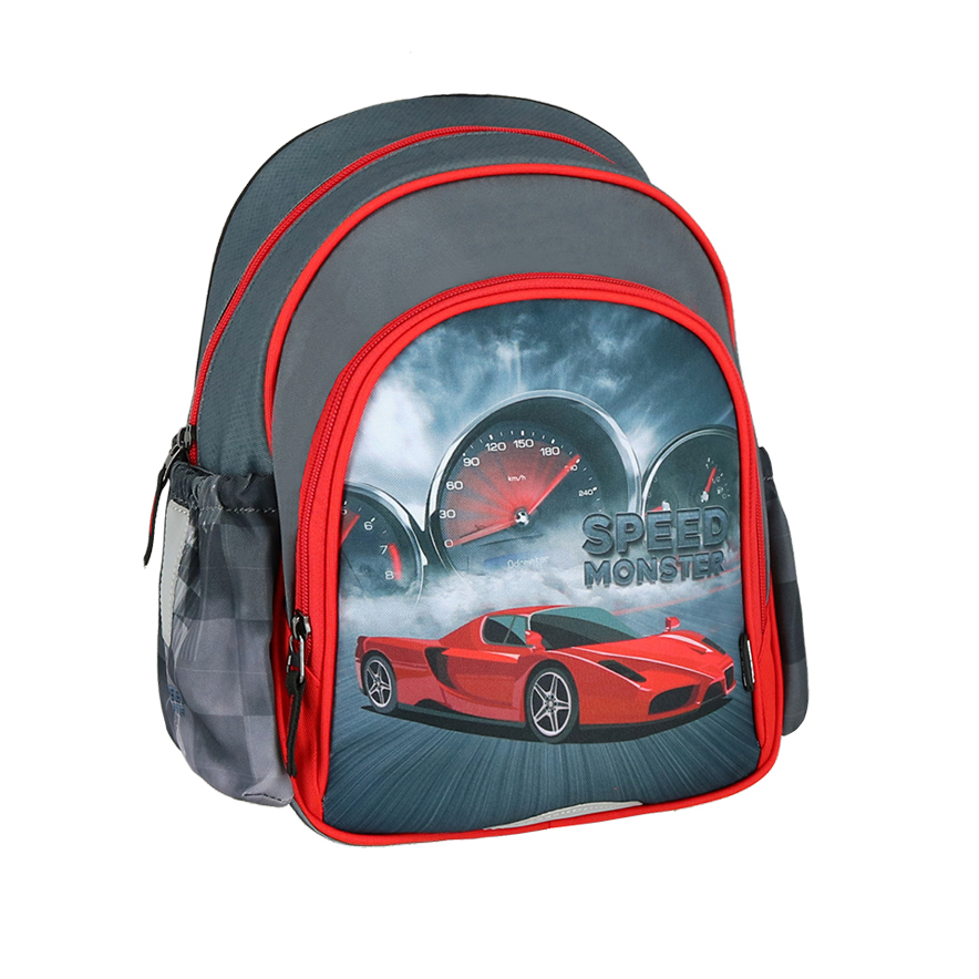 Grauer Rucksack mit roten Akzenten. Auf der Vorderseite ein Auto-Motiv und Tachometer.