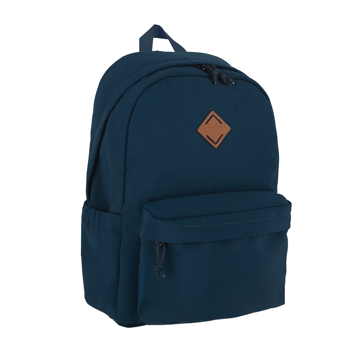 Dunkelblauer Rucksack mit einem großen Hauptfach und einer vorderen Tasche. Ein braunes, quadratisches Logo auf der Vorderseite.