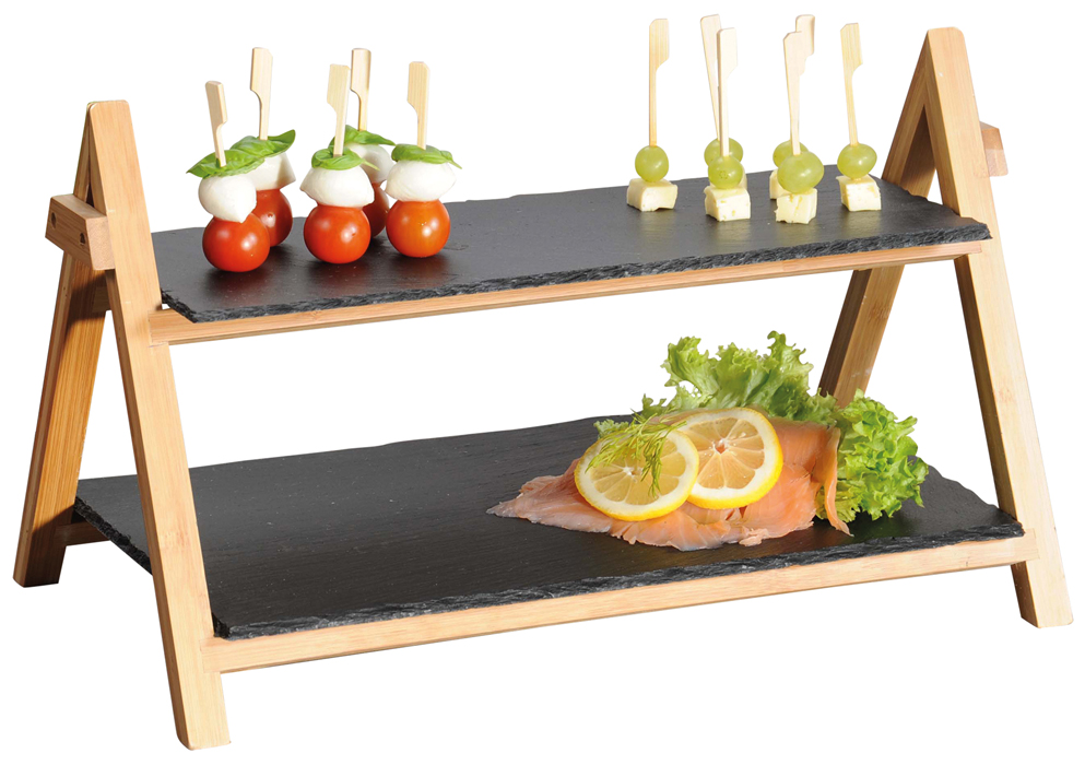 Zweistöckiger Servierständer aus Holz. Oben: Spieße mit Kirschtomaten, Mozzarella und Basilikum. Unten: Räucherlachs mit Zitronenscheiben und Salat.