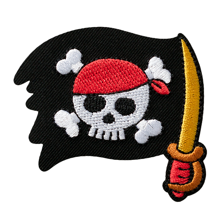 Schwarze Piratenflagge mit Totenkopf und gekreuzten Knochen. Totenkopf trägt ein rotes Bandana. Ein goldenes Schwert ist an der Flagge befestigt.