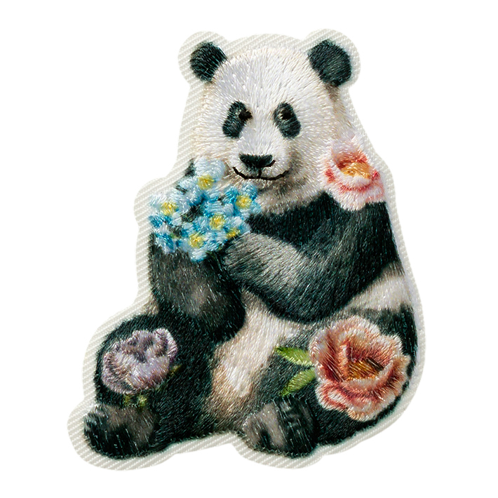 Ein gestickter Panda mit Blumen. Der Panda hält blaue Blumen in den Pfoten.