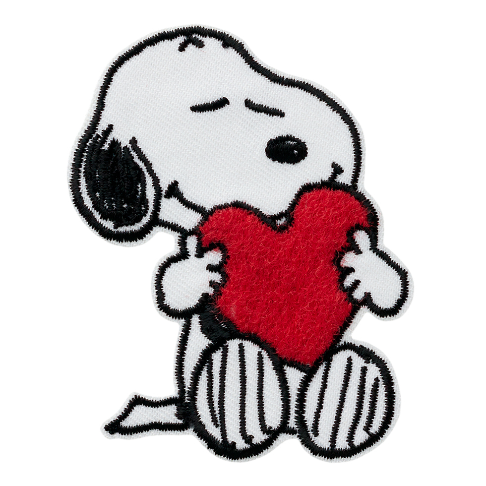 Snoopy, der Hund, hält ein rotes Herz in seinen Pfoten. Er hat geschlossene Augen und wirkt glücklich.