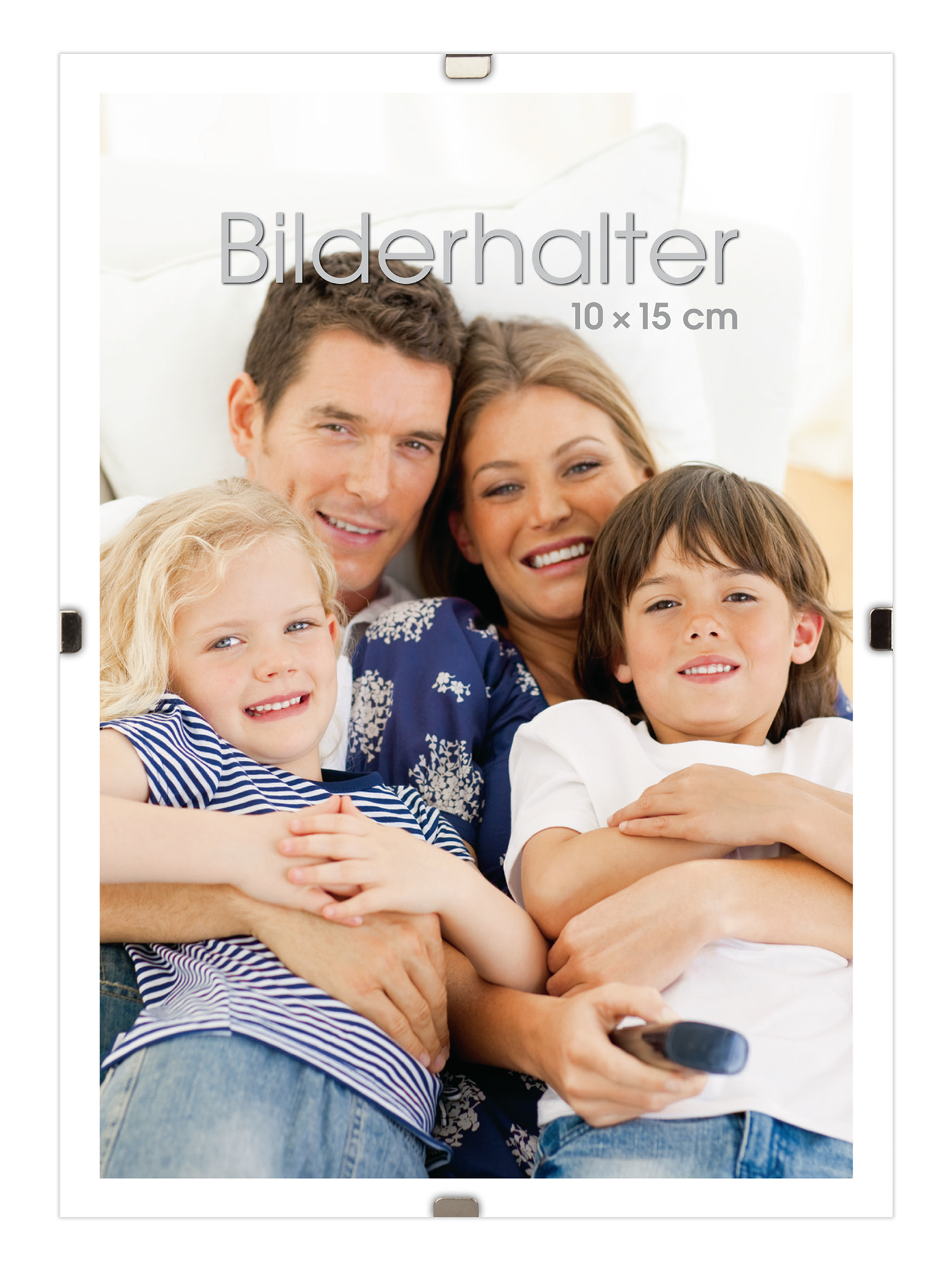 Familienfoto mit vier Personen auf einer Couch. Lächelnde Gesichter, entspannte Atmosphäre.