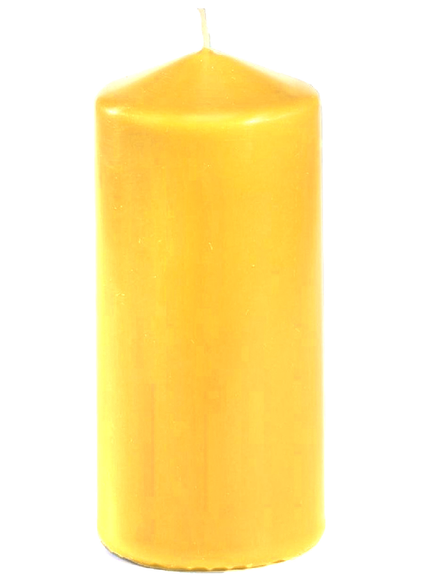 Gelbe Stumpenkerze in zylindrischer Form. Die Oberfläche ist glatt und glänzend.