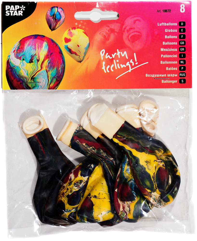 Packung mit bunten Luftballons in verschiedenen Farben. Auf der Verpackung steht 'Party feelings!'.