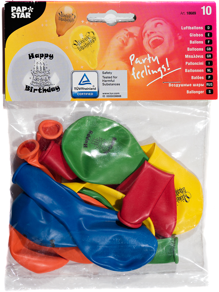 Eine Packung mit bunten Luftballons in verschiedenen Farben. Auf einem Ballon steht 'Happy Birthday'.