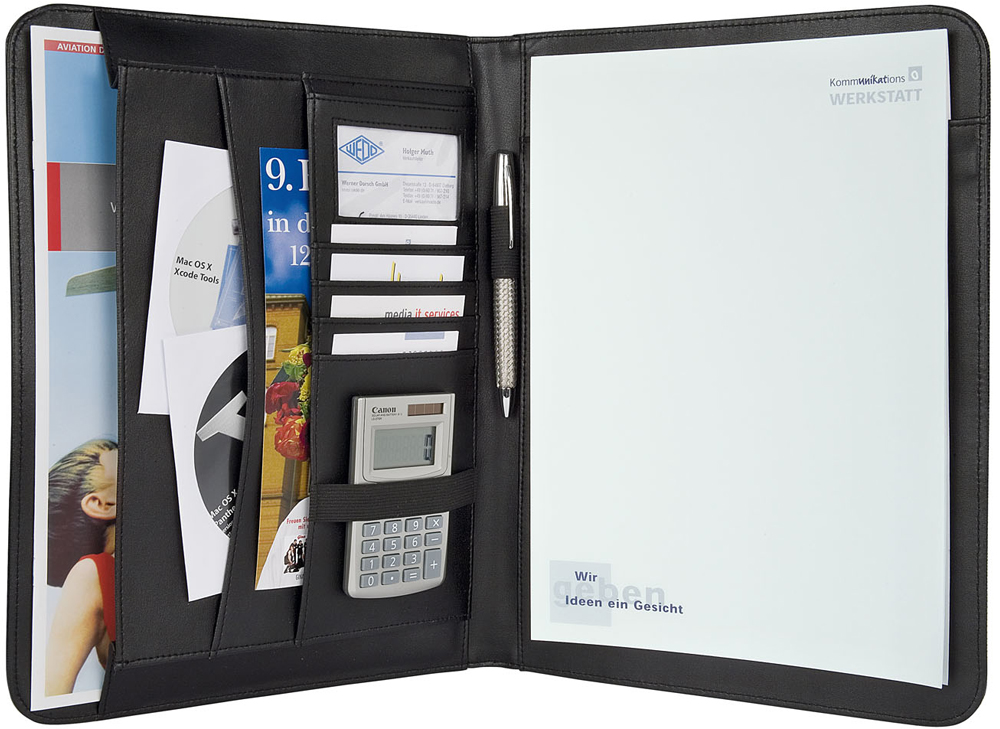 Schwarzes Ordneretui mit Fächern für Dokumente und Visitenkarten. Enthält einen Taschenrechner und einen Stift. Leere Schreibfläche auf der rechten Seite.