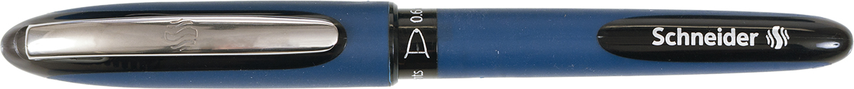blauer Kugelschreiber mit silberner Kappe. Markierung 'Schneider' auf der Seite. Glatte Oberfläche, ergonomisches Design.