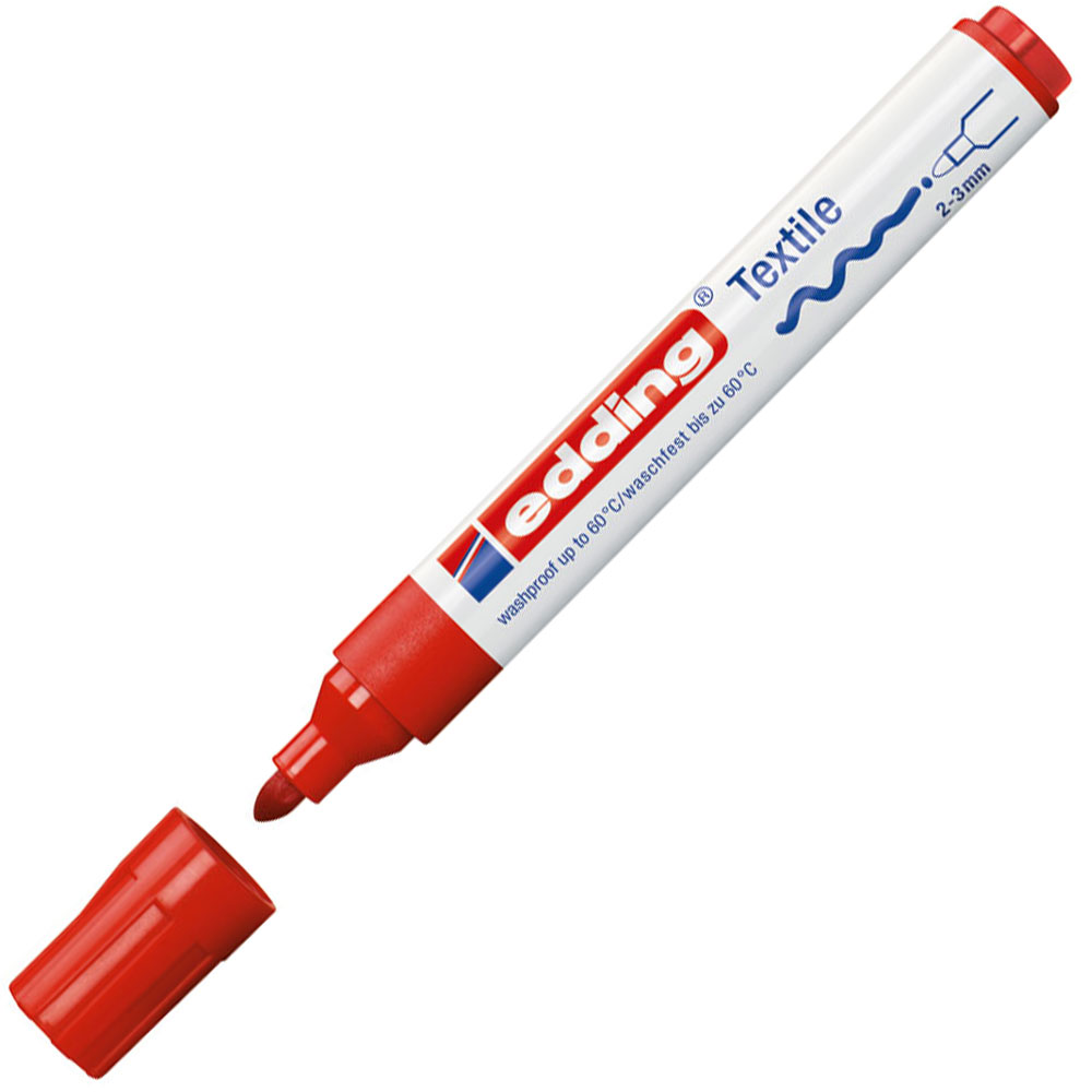 Roter Textilmarker mit einer breiten Spitze. Der Marker hat einen weißen Körper mit dem Schriftzug 'edding'.