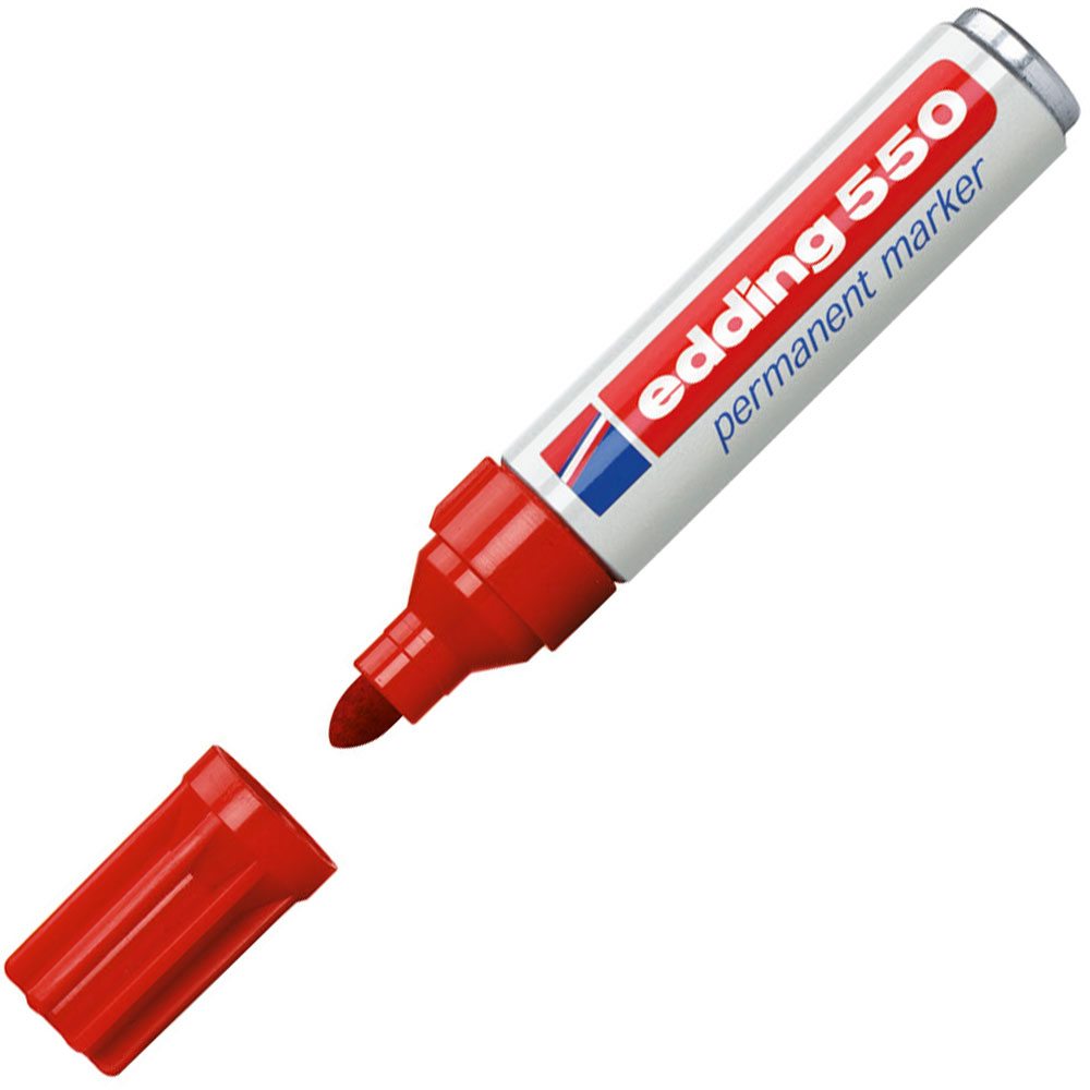 roter Permanentmarker mit einer breiten Spitze. Kappe ist abgenommen. Markierung auf dem Körper: 'edding 550 permanent marker'.