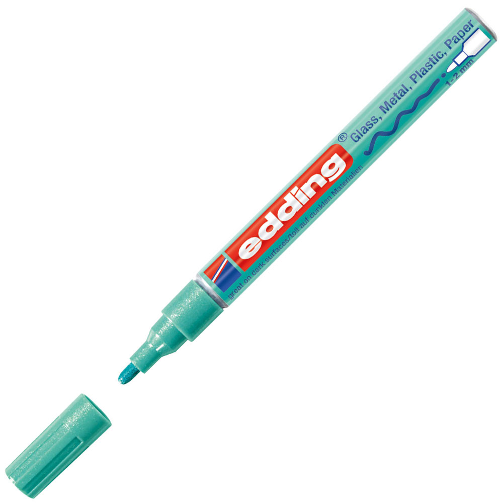 Türkisfarbiger Edding Marker mit einer feinen Spitze. Verpackung zeigt die Verwendung auf Glas, Metall, Plastik und Papier.