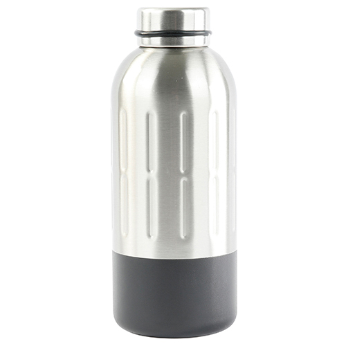 Edelstahl-Wasserflasche mit schwarzem Boden. Die Oberfläche hat vertikale Rillen.