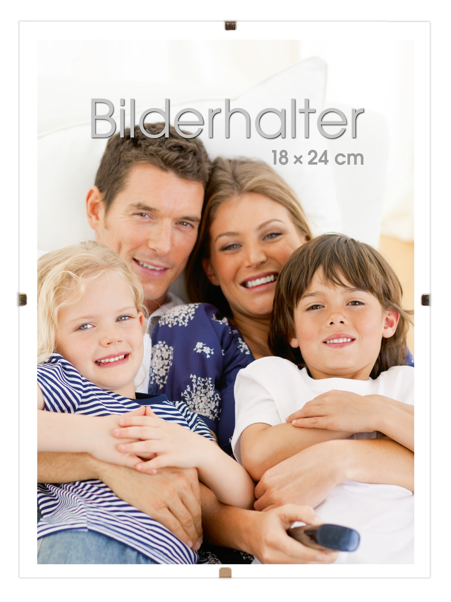 Familienfoto mit vier Personen auf einem Sofa. Alle lächeln und wirken glücklich.