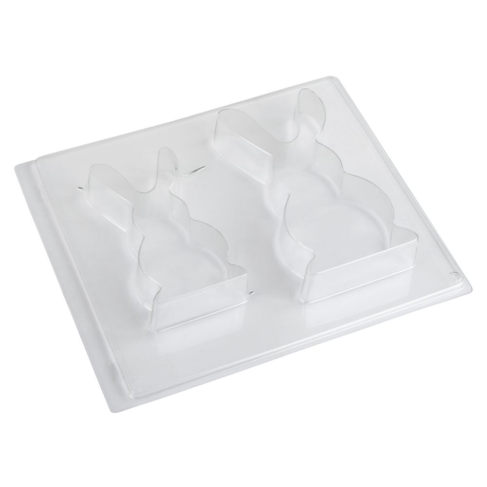 Plastikform für Schokoladenhasen. Zwei Hasenformen auf einer transparenten Platte.